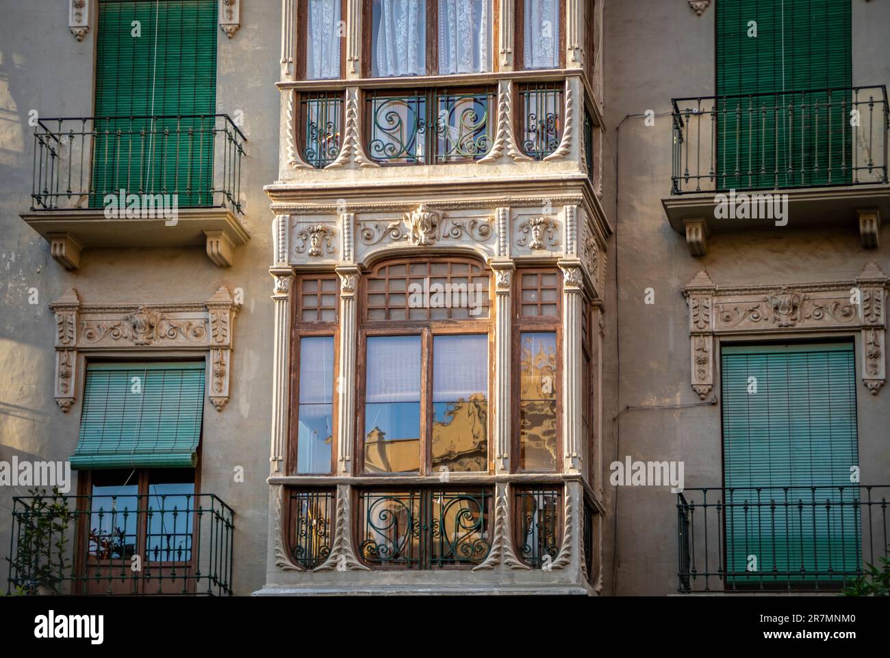 Belle façade d'un bâtiment du début du 20e siècle avec un balcon vitré sur une place à Murcie, en Espagne Banque D'Images