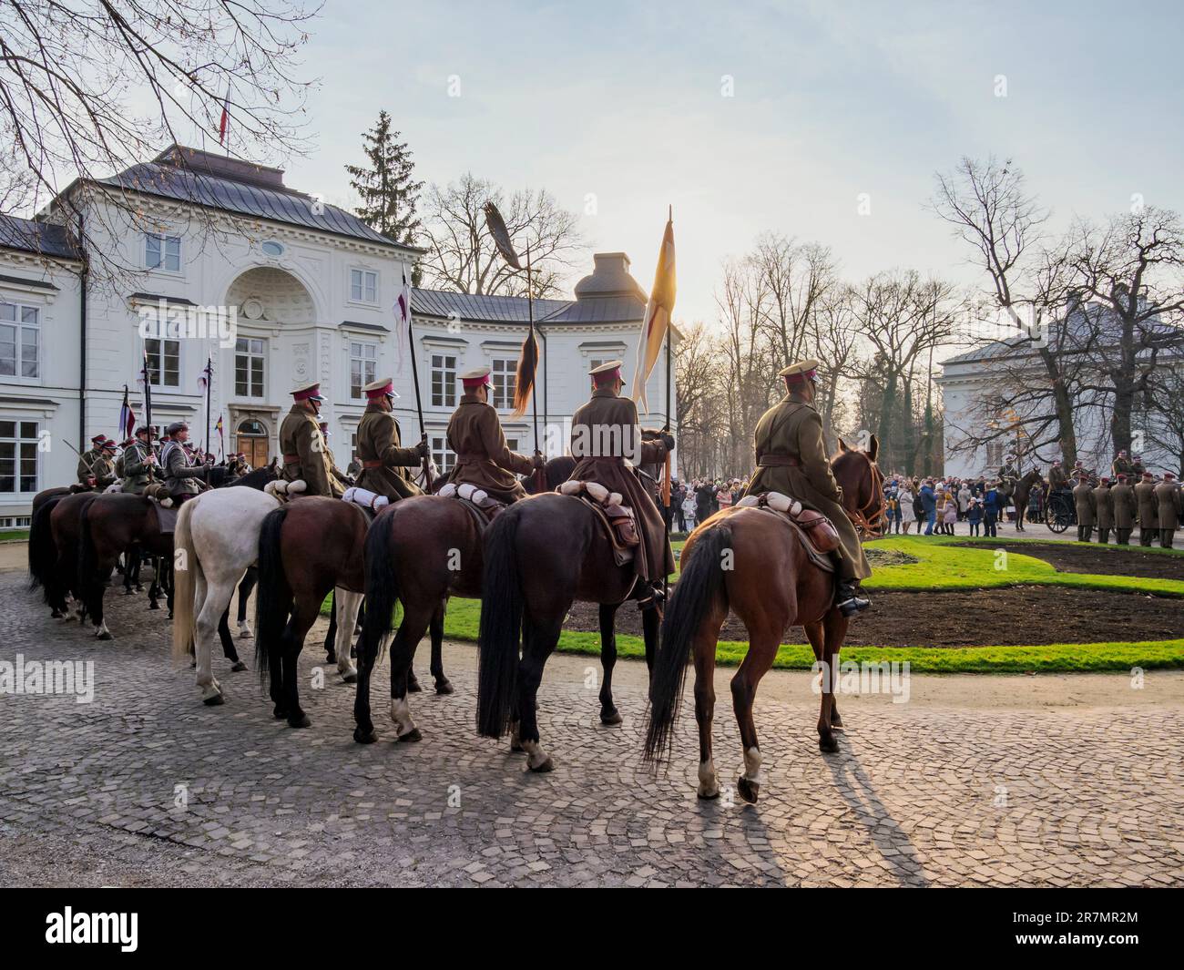 Parade équestre du jour de l'indépendance nationale devant le palais Myslewicki, le parc Lazienki ou le parc des bains royaux, Varsovie, Voïvodeship de Masovian, Pologne Banque D'Images