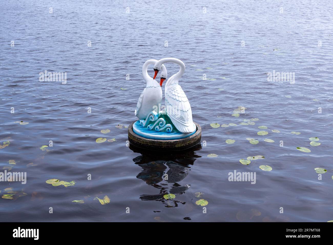 Brest, Bélarus - 6 mai 2023 : sculpture de deux cygnes sur l'eau comme symbole de l'amour éternel et de la fidélité. Banque D'Images