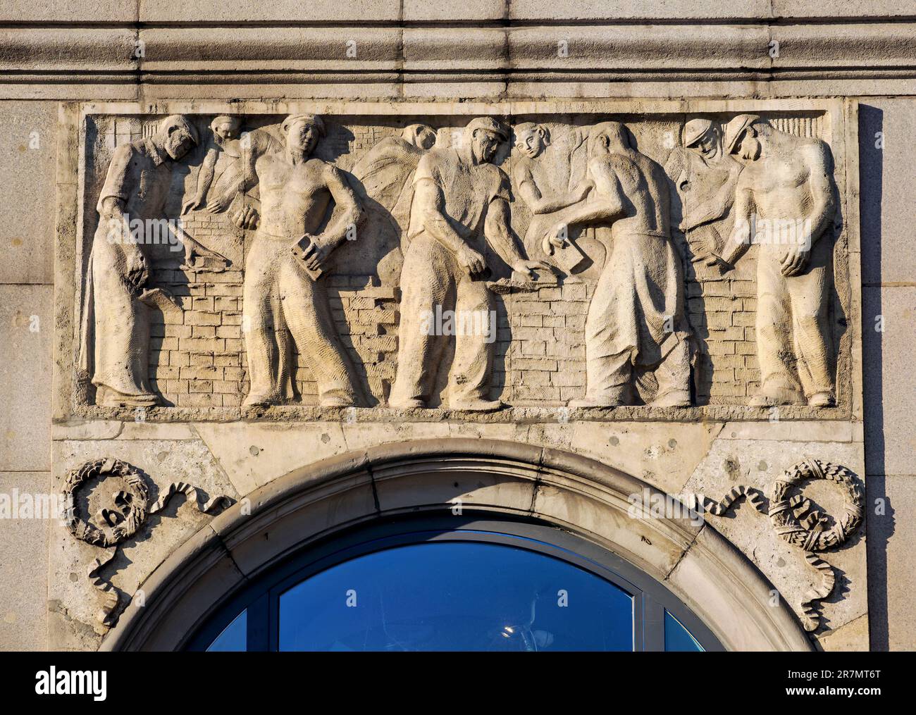 Soulagement du réalisme socialiste à la rue Piekna, Varsovie, Masovian Voivodeship, Pologne Banque D'Images