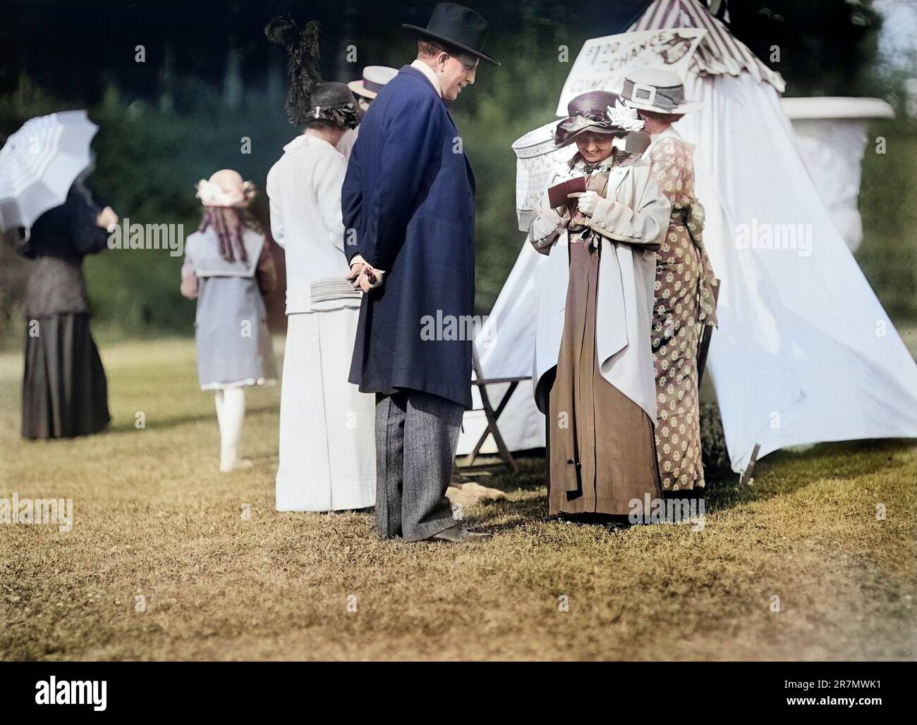 William Randolph Hearst, Mary C. McCauley participant à Friendship Charity Fete dans le domaine de John R. McLean, Washington, D.C., États-Unis, Harris & Ewing, 1913 Banque D'Images