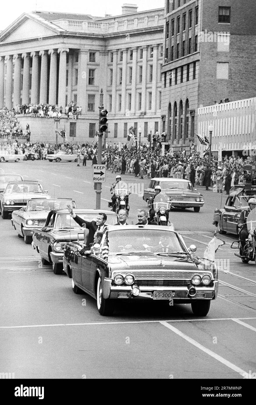 L'astronaute Gordon Cooper dans une voiture avec les États-Unis Vice-président Lyndon Baines Johnson pendant la parade, Washington, D.C., États-Unis, Warren K. Leffler, ÉTATS-UNIS Collection de photographies du magazine News & World Report, 21 mai 1963 Banque D'Images