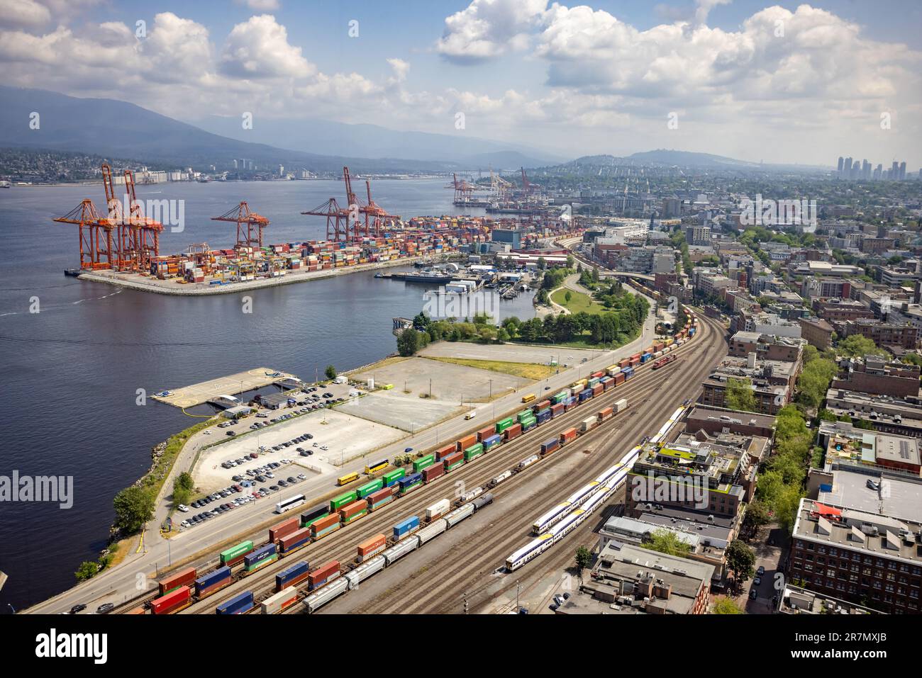 Vue du port à conteneurs et des wagons de trains à conteneurs depuis Vancouver Lookout, à Vancouver (Colombie-Britannique), Canada, le 30 mai 2023 Banque D'Images