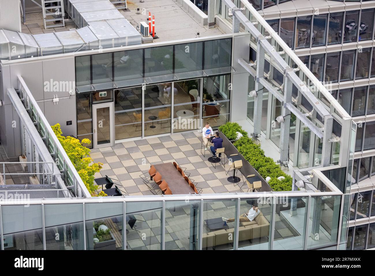 Aire de repos et de café sur le toit vue d'en haut depuis Vancouver Lookout à Vancouver (Colombie-Britannique), Canada, le 30 mai 2023 Banque D'Images
