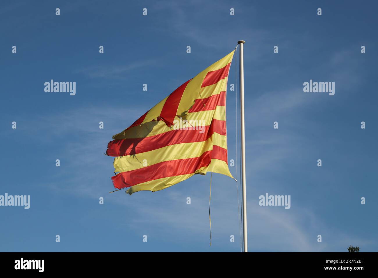 Catalogne, Espagne, drapeau national dans le vent sur le pennant Banque D'Images
