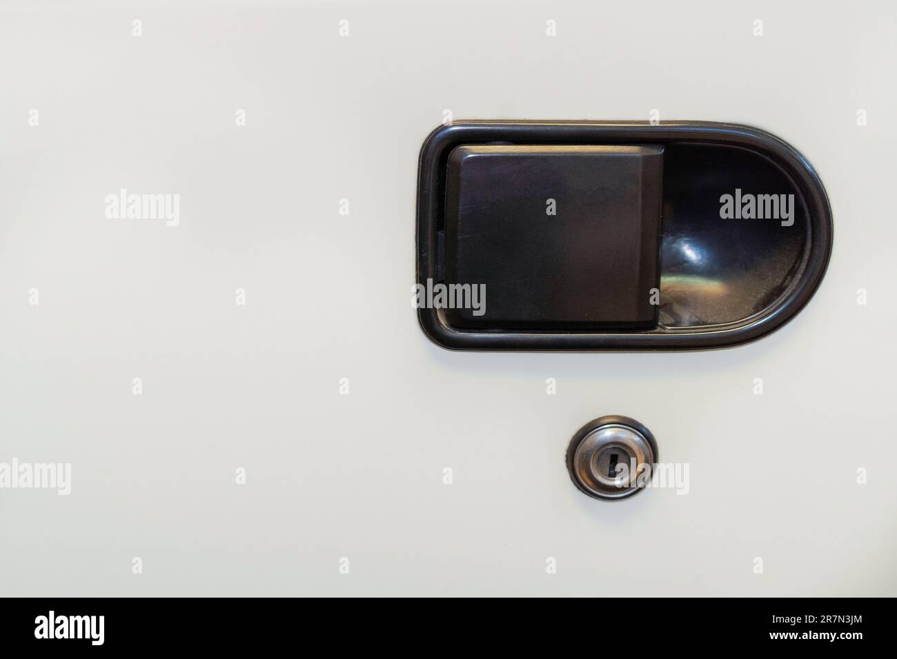 Ancienne poignée et serrure de porte de voiture. Voiture blanche. Poignée noire. Mise au point sélective. Banque D'Images