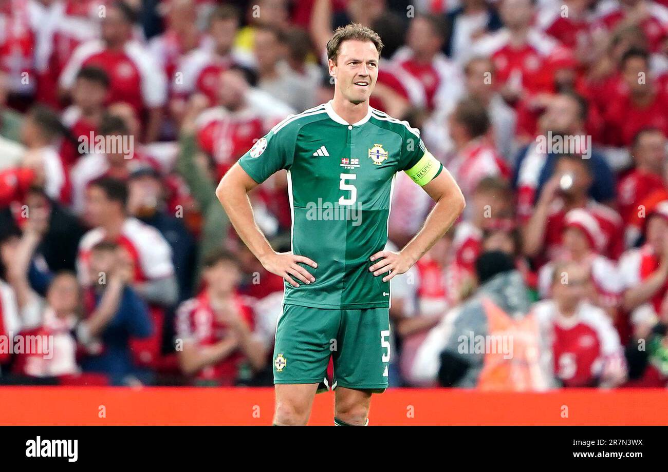 Jonny Evans, d'Irlande du Nord, semble découragé après que le Danemark, Jonas Wind (non représenté), ait terminé le premier but du match de l'UEFA Euro 2024 Qualifying Group H au Parken Stadium de Copenhague. Date de la photo: Vendredi 16 juin 2023. Banque D'Images