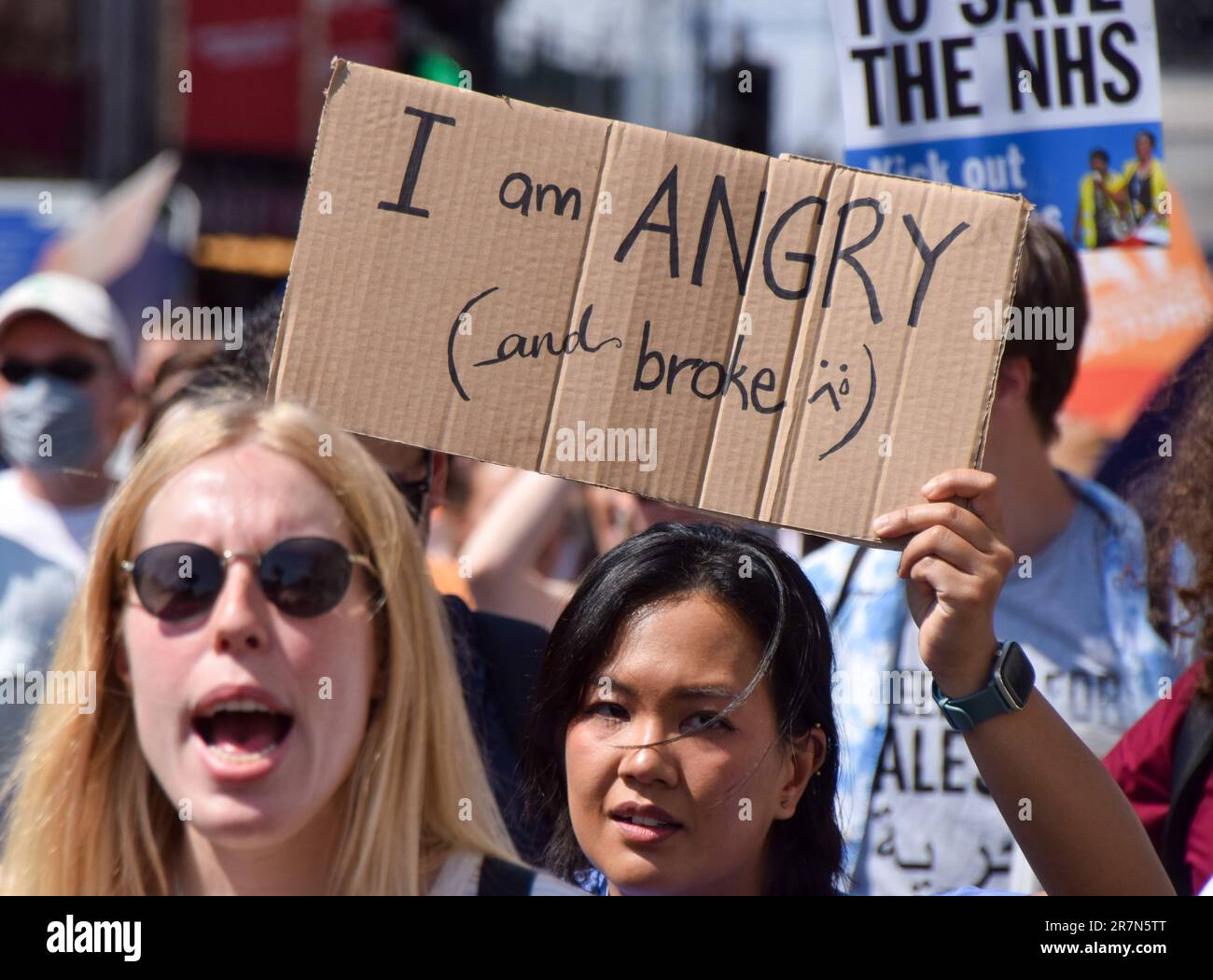 Londres, Royaume-Uni. 16th juin 2023. Un médecin junior tient un écriteau qui indique « Je suis en colère et cassé » pendant la démonstration. Les jeunes médecins ont défilé dans le centre de Londres et organisé un rassemblement sur la place du Parlement alors que leur grève se poursuit sur la restauration des salaires. Crédit : SOPA Images Limited/Alamy Live News Banque D'Images