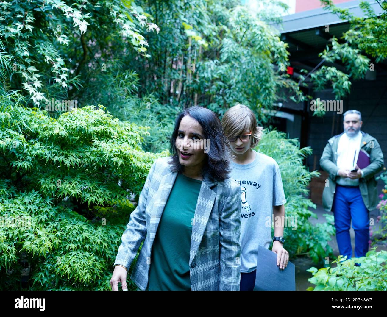 16 juin 2023, ministre de l'éducation et de la garde d'enfants de la Colombie-Britannique, Rachna Singh et Bowinn Ma, députée provinciale de North Vancouver-Lonsdale à l'école élémentaire Ridgeway de North Vancouver, en Colombie-Britannique. Rachna Singh, ministre de l'éducation et de la garde d'enfants de la Colombie-Britannique, et Jacob Lindel, élève de la 7 e année de l'école élémentaire Ridgeway (derrière). Photo: WES Shaw/ ShotBug Press @wesleyallenshaw Banque D'Images