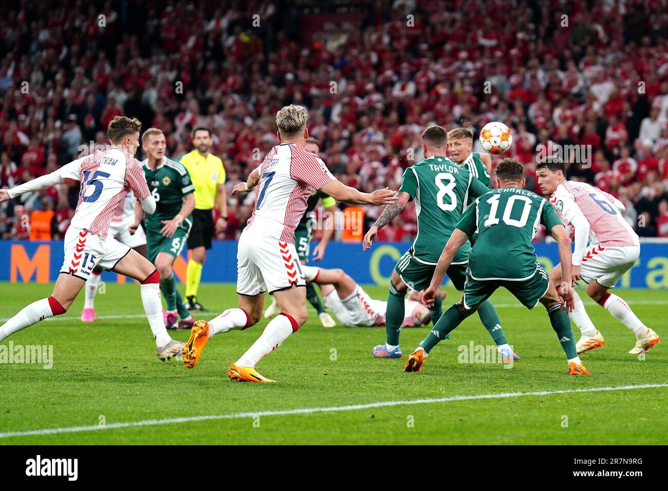 En Irlande du Nord, Callum Marshall (caché) marque le premier but de son équipe avant de voir le but exclu pour offense via VAR lors du match de qualification de l'UEFA Euro 2024 du groupe H au Parken Stadium de Copenhague. Date de la photo: Vendredi 16 juin 2023. Banque D'Images