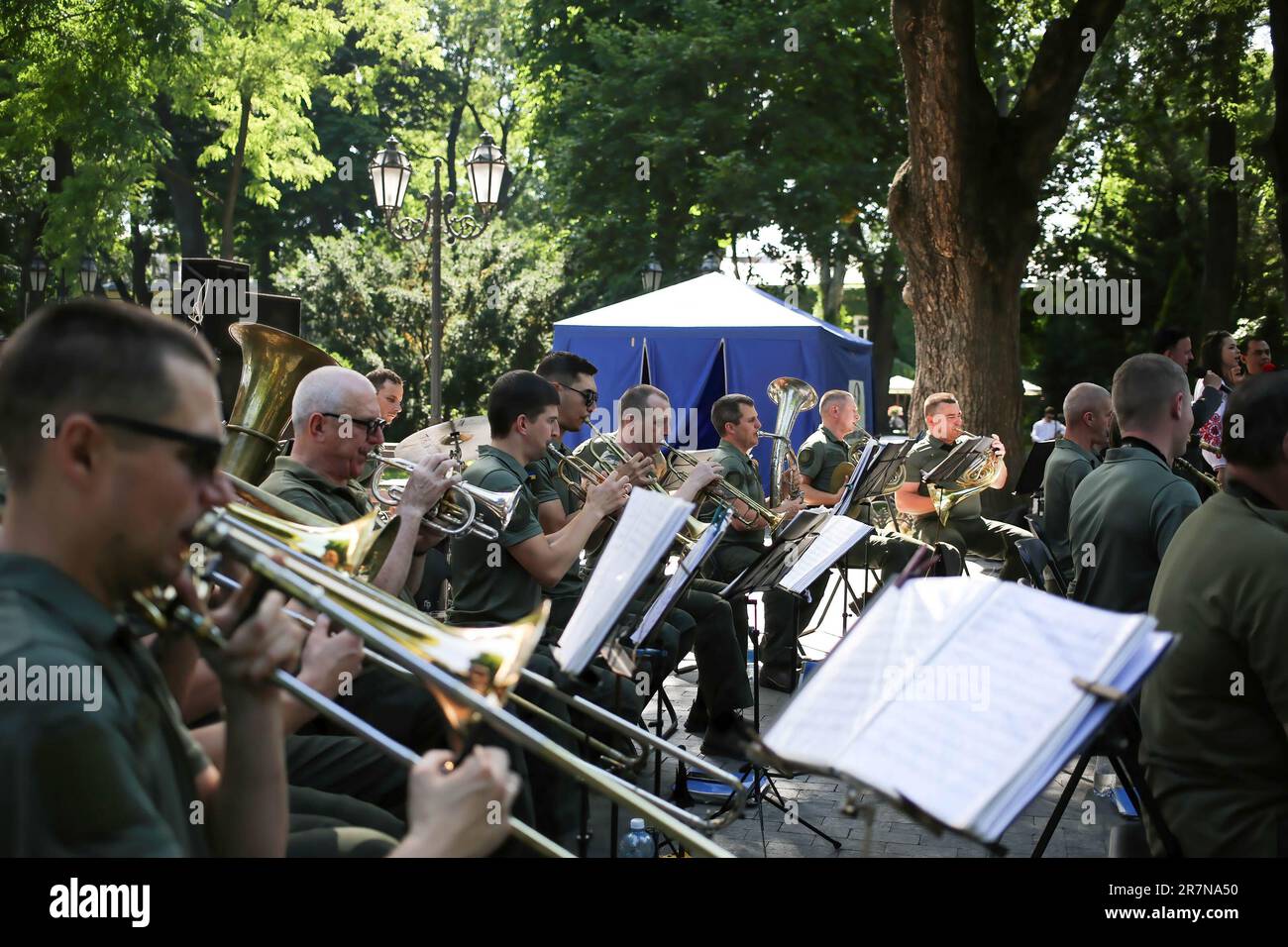 L'Orchestre de la Garde nationale d'Ukraine est vu en spectacle devant le public au jardin de la ville. Le concert de la fête des pères a eu lieu dans le jardin de la ville. La fête des pères est une fête annuelle en l'honneur des pères, célébrée dans de nombreux pays. La fête des pères est célébrée chaque année en Ukraine. Banque D'Images