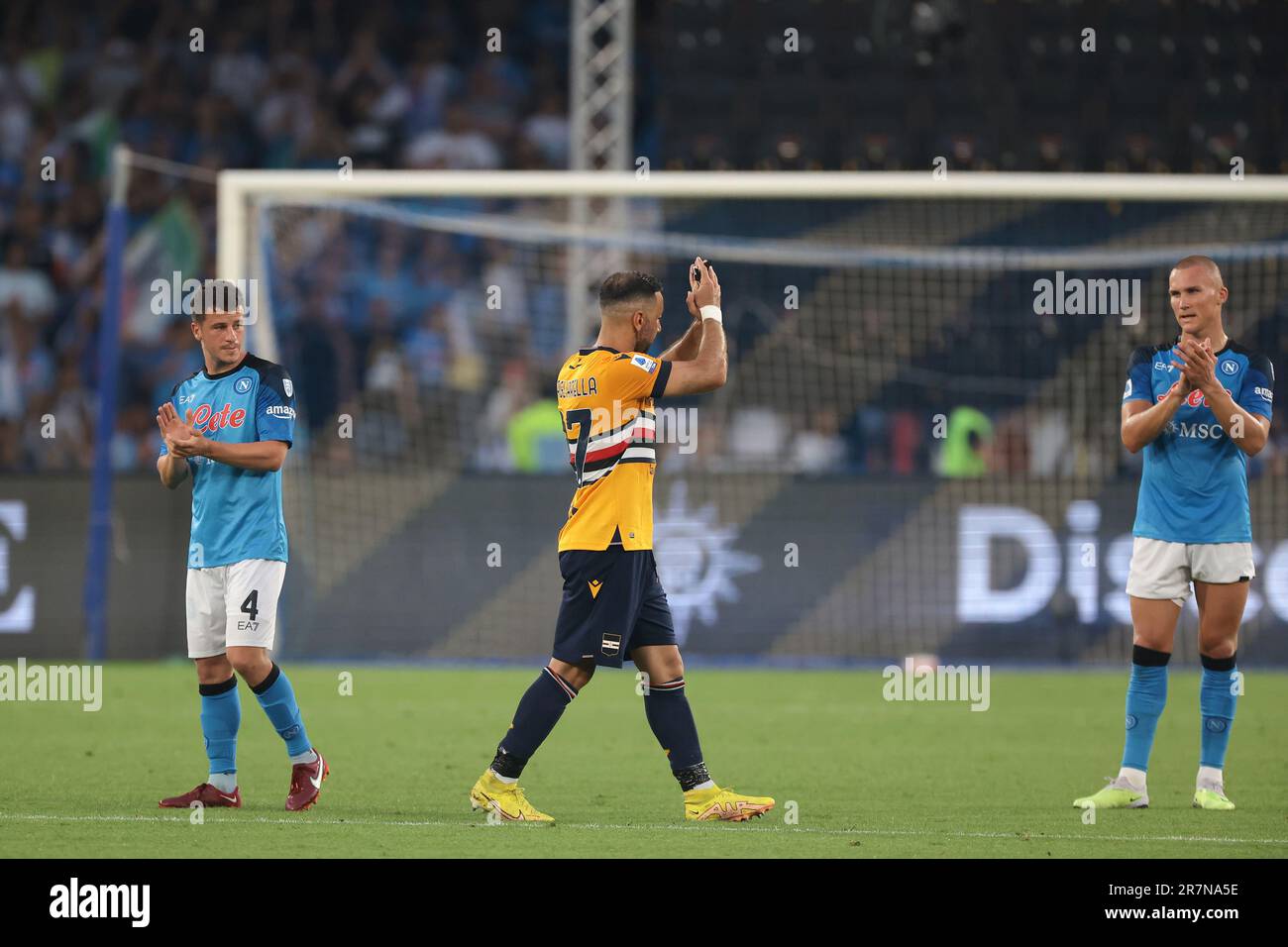 Naples, Italie. 4th juin 2023. Diego Demme et Leo Ostigard de SSC Napoli applaudit comme Fabio Quagliarella d'UC Sampdoria applaudit les fans comme il est donné une Ovation debout tout en étant substitué dans ce qui peut être sa dernière apparition dans Serie A pendant le Serie A match à San Paolo, Napoli. Crédit photo à lire: Jonathan Moscrop/Sportimage crédit: Sportimage Ltd/Alay Live News Banque D'Images