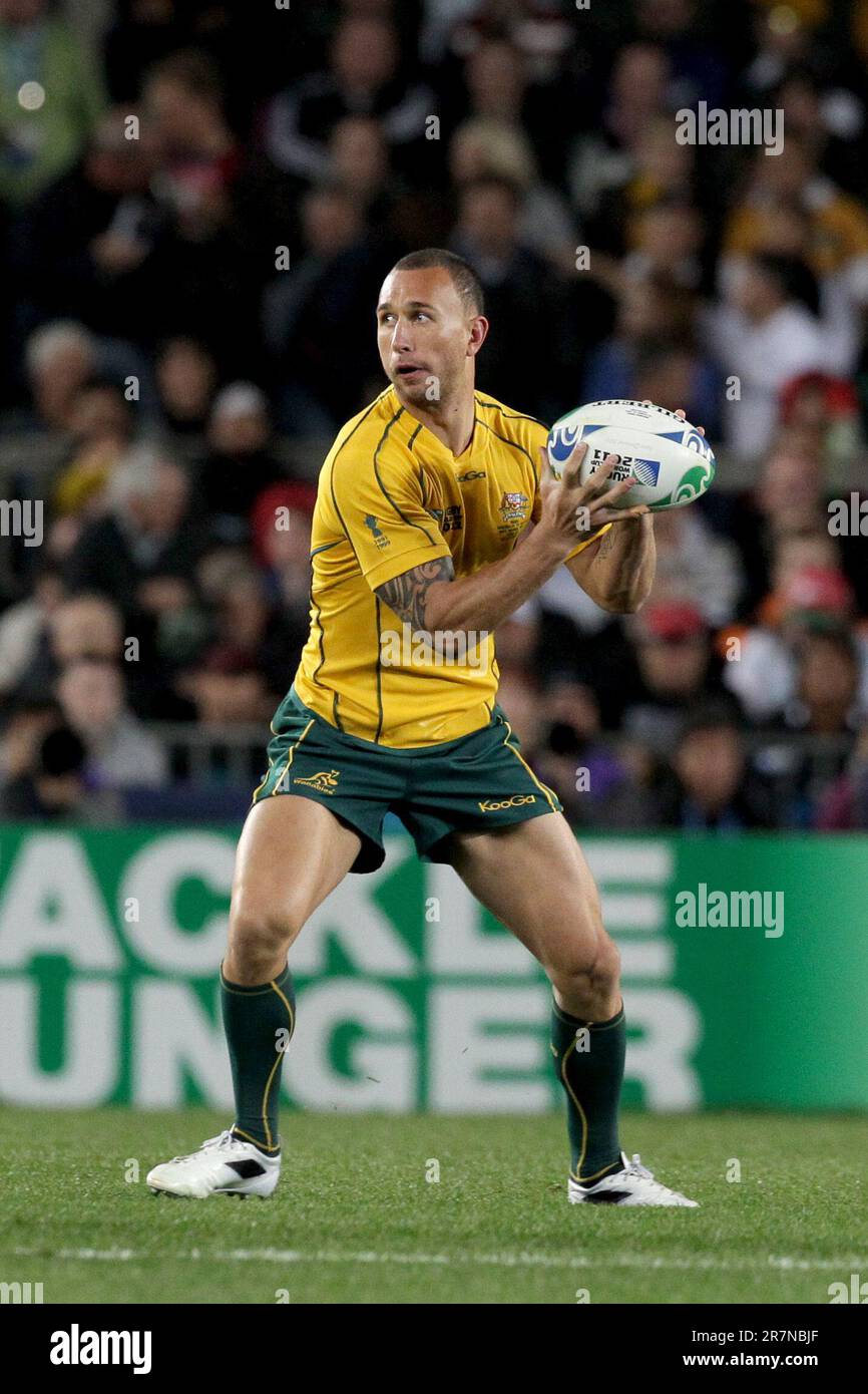 Quade Cooper d'Australie avec le ballon tout en jouant au pays de Galles lors du match de bronze final de la coupe du monde de rugby 2011, Eden Park, Auckland, Nouvelle-Zélande, vendredi, 21 octobre 2011. Banque D'Images