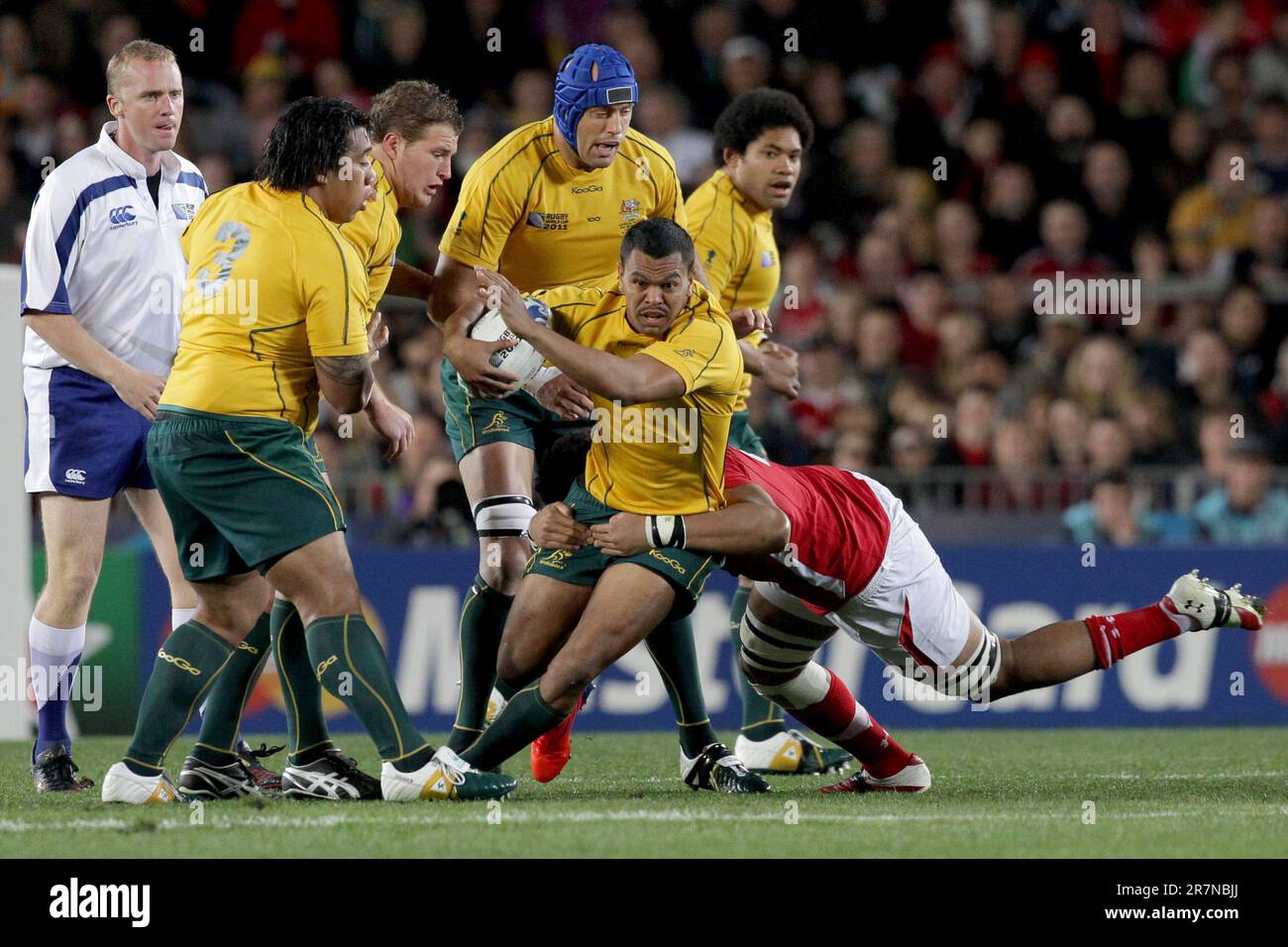 Le Kurtley Beale australien avec le ballon tout en jouant au pays de Galles lors du match de bronze final de la coupe du monde de rugby 2011, Eden Park, Auckland, Nouvelle-Zélande, vendredi, 21 octobre 2011. Banque D'Images