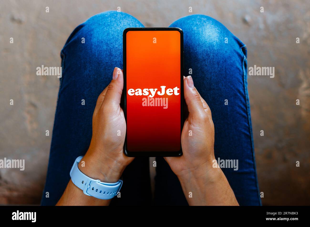 Dans cette illustration, le logo easyJet s'affiche sur l'écran d'un smartphone. Banque D'Images