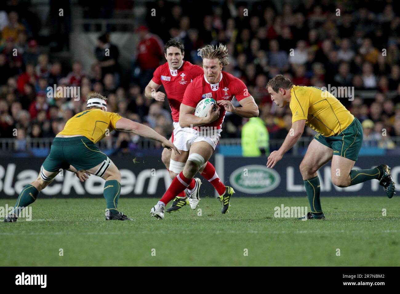 Pays de Galles Andy Powell fait une course en Australie lors du match de bronze final de la coupe du monde de rugby 2011, Eden Park, Auckland, Nouvelle-Zélande, vendredi, 21 octobre 2011. Banque D'Images