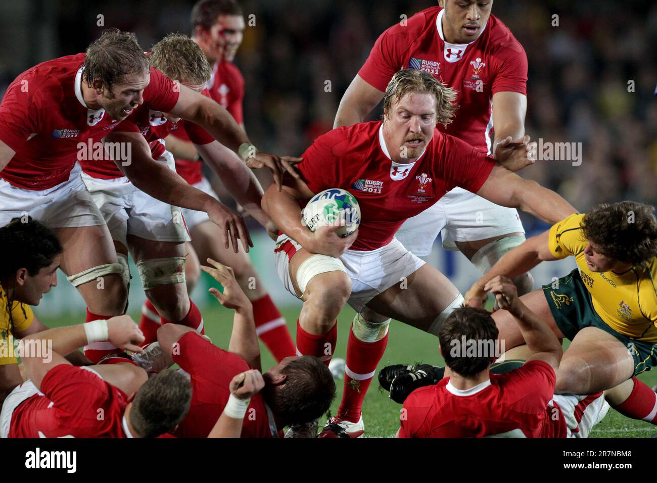 Pays de Galles Andy Powell avec le ballon tout en jouant en Australie pendant le match de bronze final de la coupe du monde de rugby 2011, Eden Park, Auckland, Nouvelle-Zélande, vendredi, 21 octobre 2011. Banque D'Images