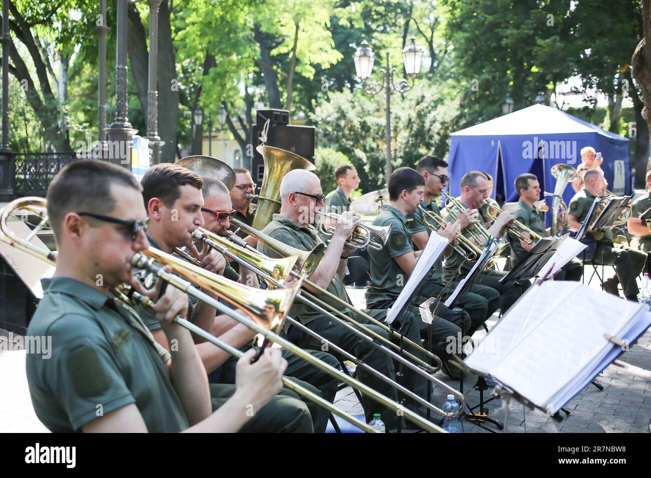 Odessa, Ukraine. 16th juin 2023. L'Orchestre de la Garde nationale d'Ukraine est vu en spectacle devant le public au jardin de la ville.le concert de la fête des pères a eu lieu dans le jardin de la ville. La fête des pères est une fête annuelle en l'honneur des pères, célébrée dans de nombreux pays. La fête des pères est célébrée chaque année en Ukraine. (Credit image: © Viacheslav Onyshchenko/SOPA Images via ZUMA Press Wire) USAGE ÉDITORIAL SEULEMENT! Non destiné À un usage commercial ! Banque D'Images