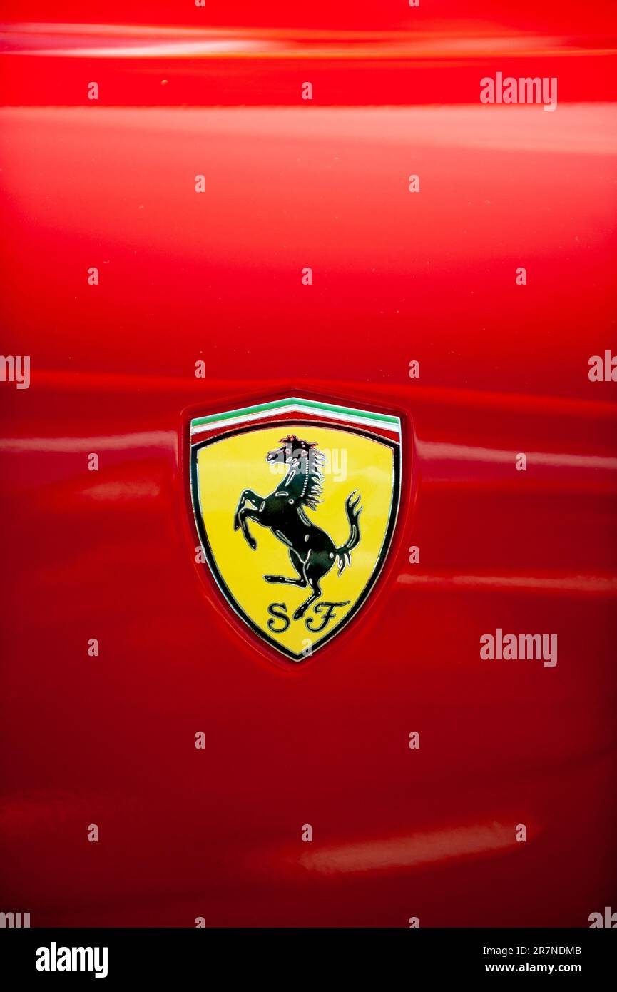 Logo Ferrari : symbole de la vitesse, du luxe et de l'excellence italienne Banque D'Images