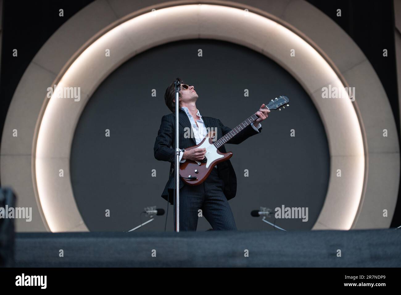 Alex Turner des Arctic Monkeys se produit pendant la première des trois nuits au stade Emirates, Londres. Crédit : John Barry/Alay Live News Banque D'Images Alex Turner des Arctic Monkeys se produit pendant la première des trois nuits au stade Emirates, Londres. Crédit : John Barry/Alay Live News Banque D'Images