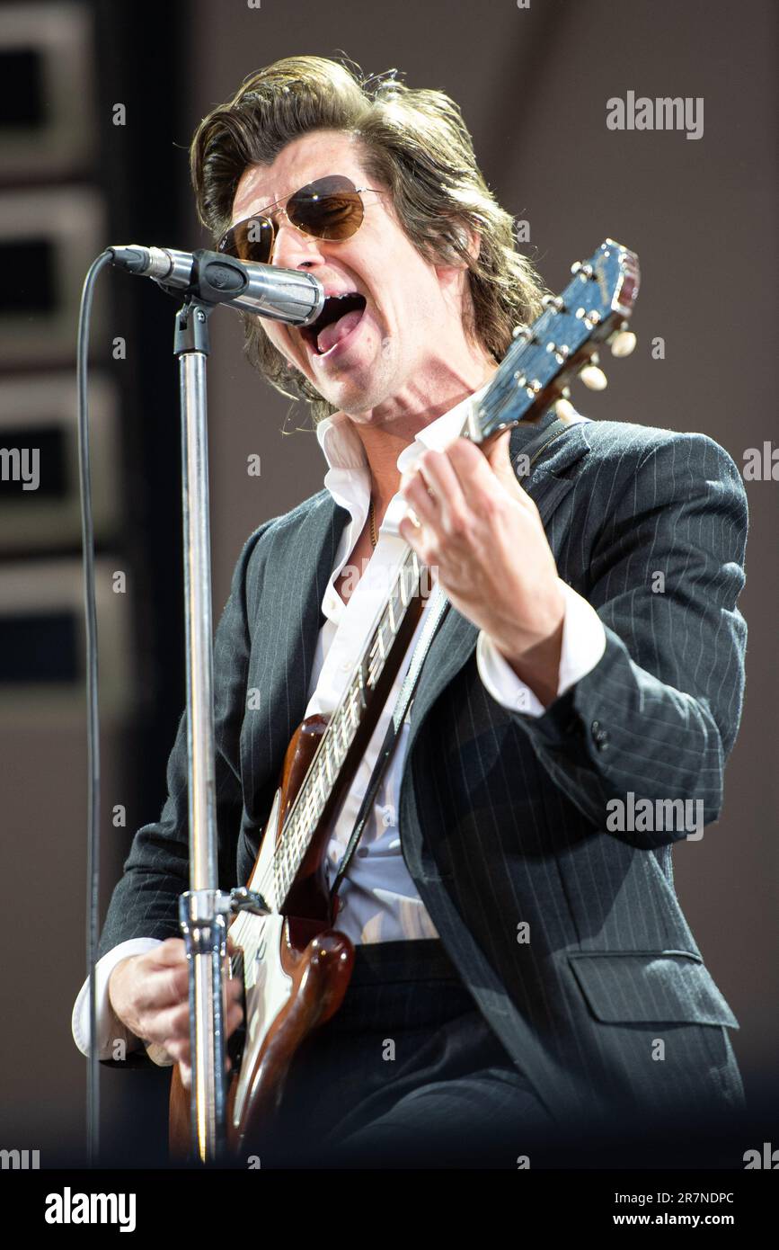 Alex Turner des Arctic Monkeys se produit pendant la première des trois nuits au stade Emirates, Londres. Crédit : John Barry/Alay Live News Banque D'Images Alex Turner des Arctic Monkeys se produit pendant la première des trois nuits au stade Emirates, Londres. Crédit : John Barry/Alay Live News Banque D'Images