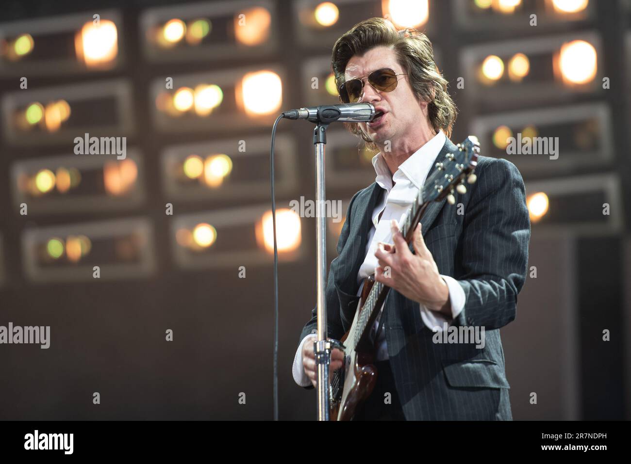 Alex Turner des Arctic Monkeys se produit pendant la première des trois nuits au stade Emirates, Londres. Crédit : John Barry/Alay Live News Banque D'Images Alex Turner des Arctic Monkeys se produit pendant la première des trois nuits au stade Emirates, Londres. Crédit : John Barry/Alay Live News Banque D'Images