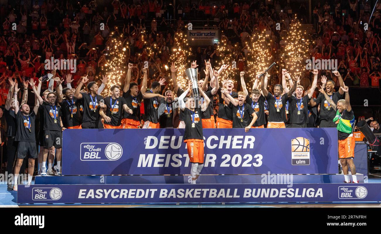 Neu Ulm, Allemagne. 16th juin 2023. Basket-ball: Bundesliga, ratiopharm Ulm - Telekom paniers Bonn, championnat, finale, Matchday 4, arène ratiopharm. Le capitaine Thomas Klepeisz (M) présente la coupe avec l'équipe. Ulm est devenu champion allemand pour la première fois. Credit: Stefan Puchner/dpa/Alay Live News Banque D'Images