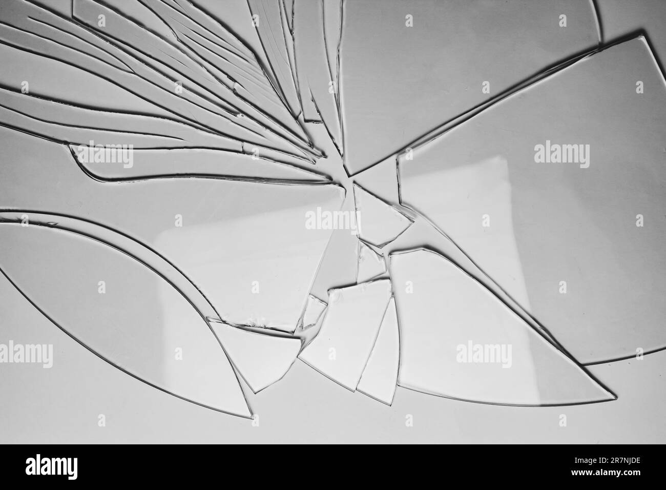 Morceaux de texture et d'arrière-plan de pile de verre cassé isolés sur blanc, effet de fenêtre fissuré. Condition d'urgence Banque D'Images