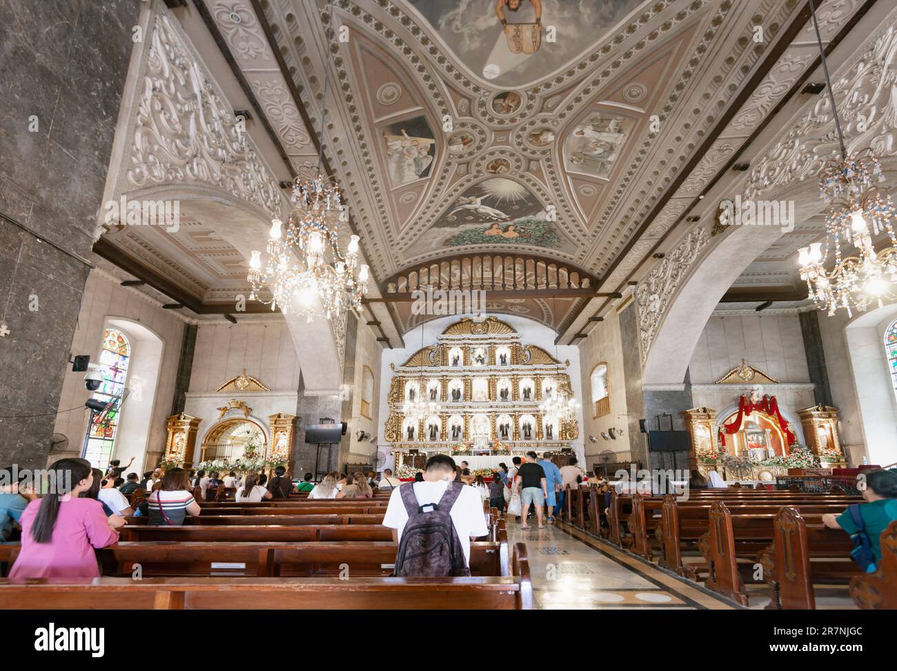 Cebu ville,Cebu,Philippines-17 janvier 2023: Beaucoup de catholiques philippins dévorés,viennent à genoux,prient et remercient,à ce bâtiment important religieusement,f Banque D'Images