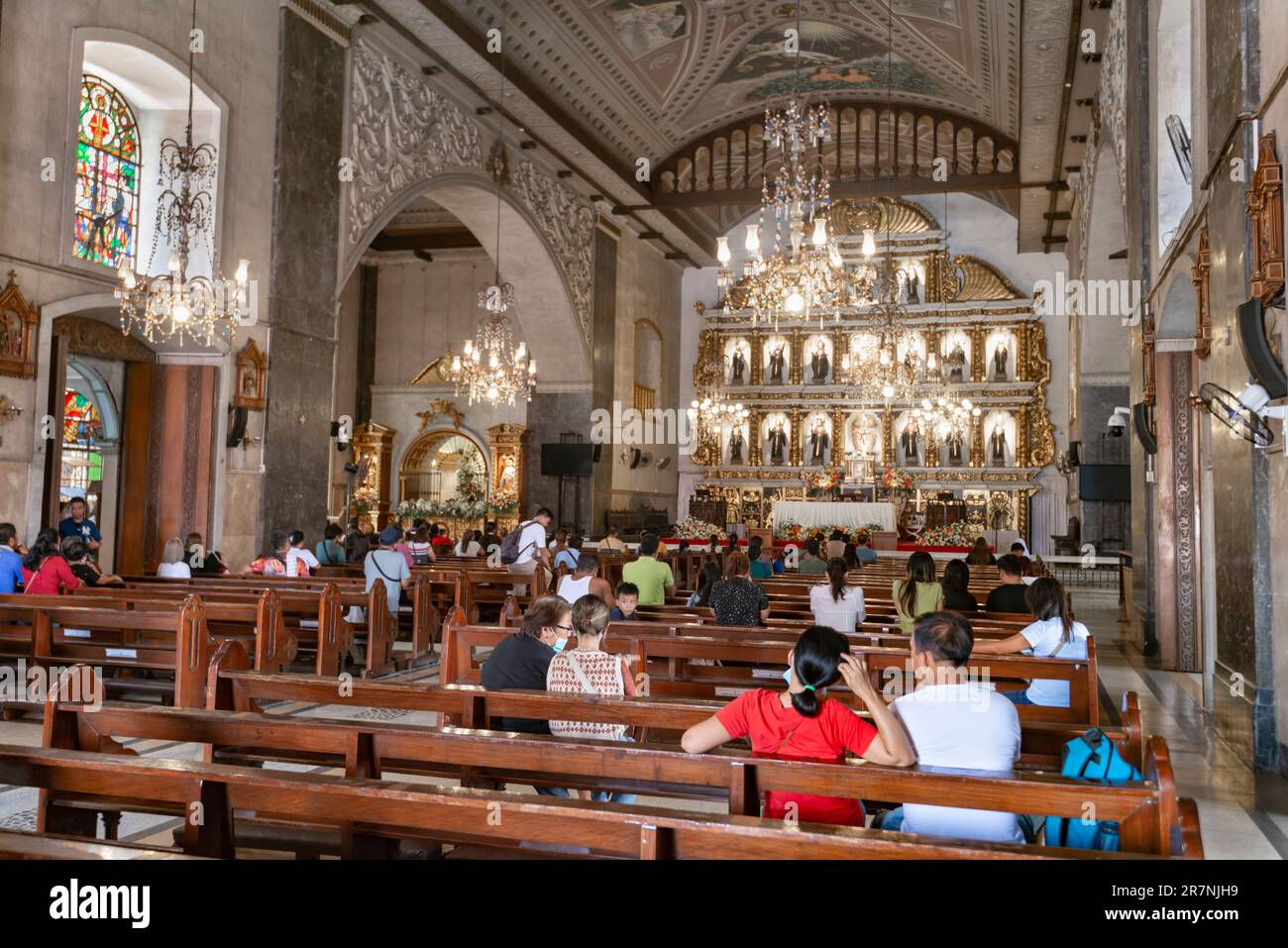 Cebu ville,Cebu,Philippines-17 janvier 2023: Beaucoup de catholiques philippins dévorés,viennent à genoux,prient et remercient,à ce bâtiment important religieusement,f Banque D'Images