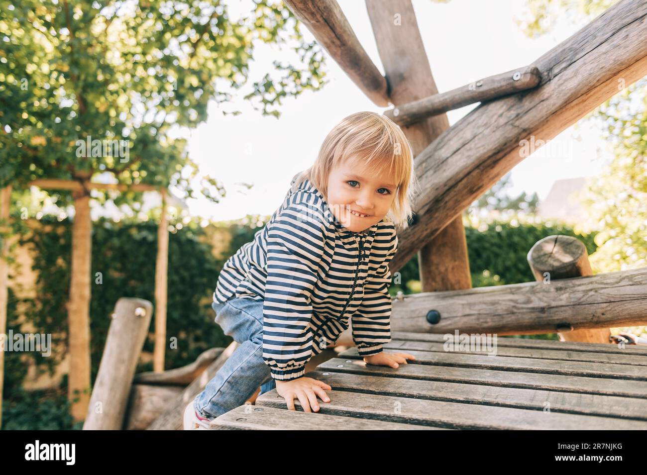 Portrait en plein air d'une fillette heureuse jouant sur le terrain de jeu, enfant actif s'amusant dans le parc pour enfants Banque D'Images