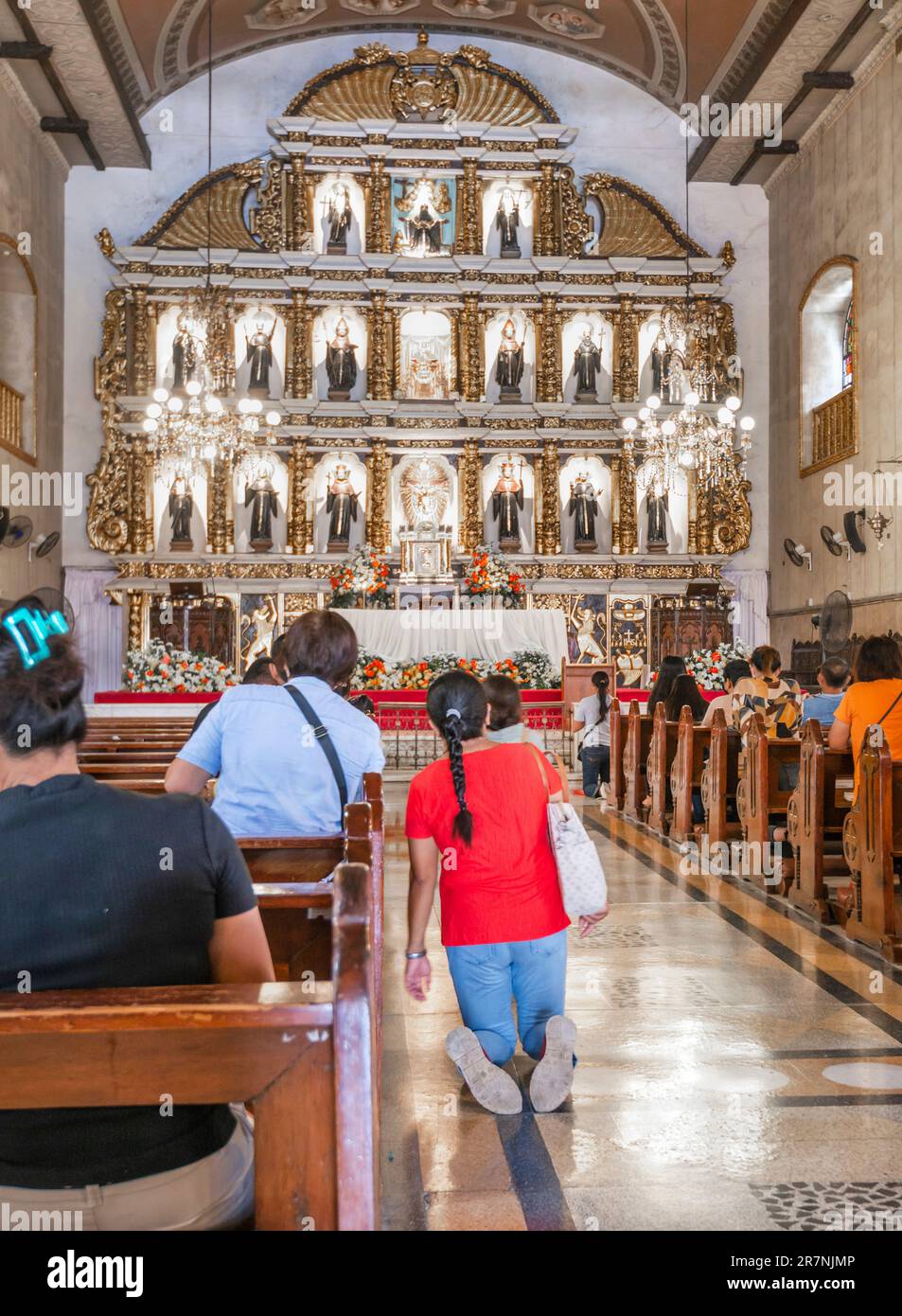 Cebu ville,Cebu,Philippines-17 janvier 2023: Beaucoup de catholiques philippins dévorés, viennent à genoux, prient et remercient, à la plus ancienne église de Cebu, fondée par Banque D'Images