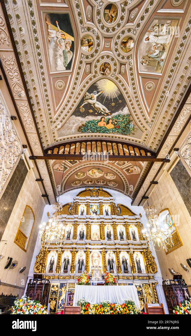Cebu ville,Cebu,Philippines-17 janvier 2023:autel est honoré avec des images de saints, d'anges, et de bébé Jésus.le haut plafond orné de religieux Banque D'Images
