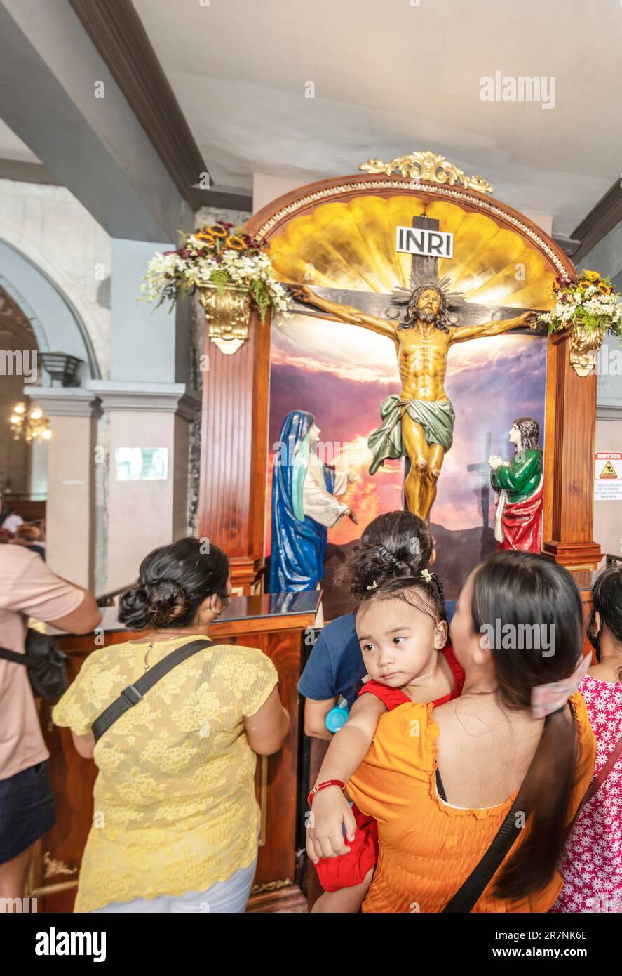 Ville de Cebu,Cebu,Philippines-17 janvier 2023:beaucoup de familles religieuses catholiques, et leurs jeunes enfants, visitez le plus vieux et historiquement important chourc Banque D'Images
