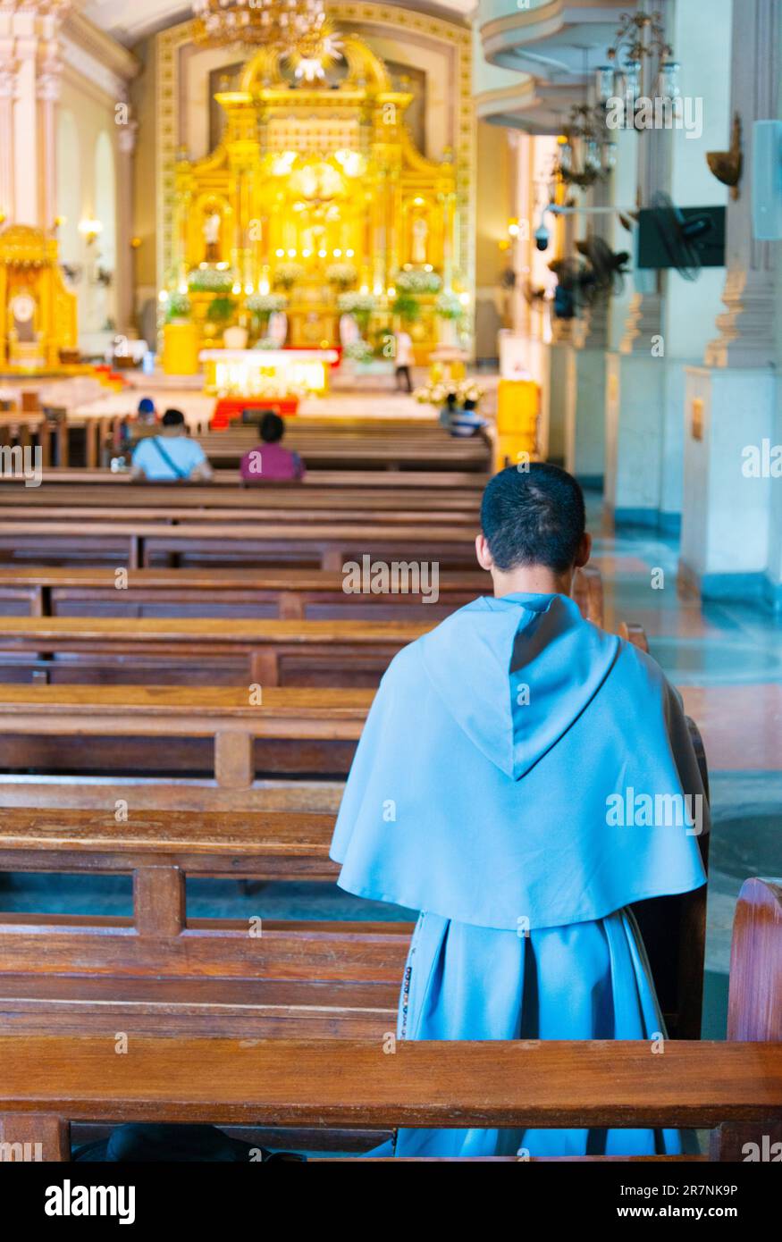Cebu ville,Cebu,Philippines-17 janvier 2023:au cours de la journée,les fidèles catholiques philippins visitant la cathédrale,viennent et vont,sur une base régulière,pour prier,moi Banque D'Images