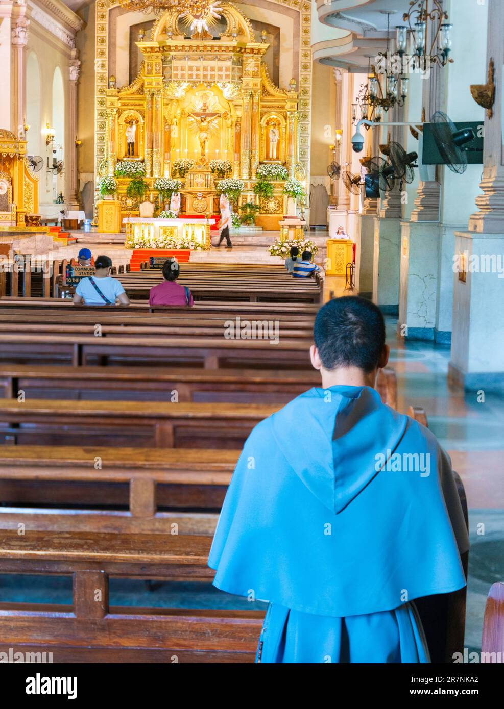 Cebu ville,Cebu,Philippines-17 janvier 2023:au cours de la journée,les fidèles catholiques philippins visitant la cathédrale,viennent et vont,sur une base régulière,pour prier,moi Banque D'Images