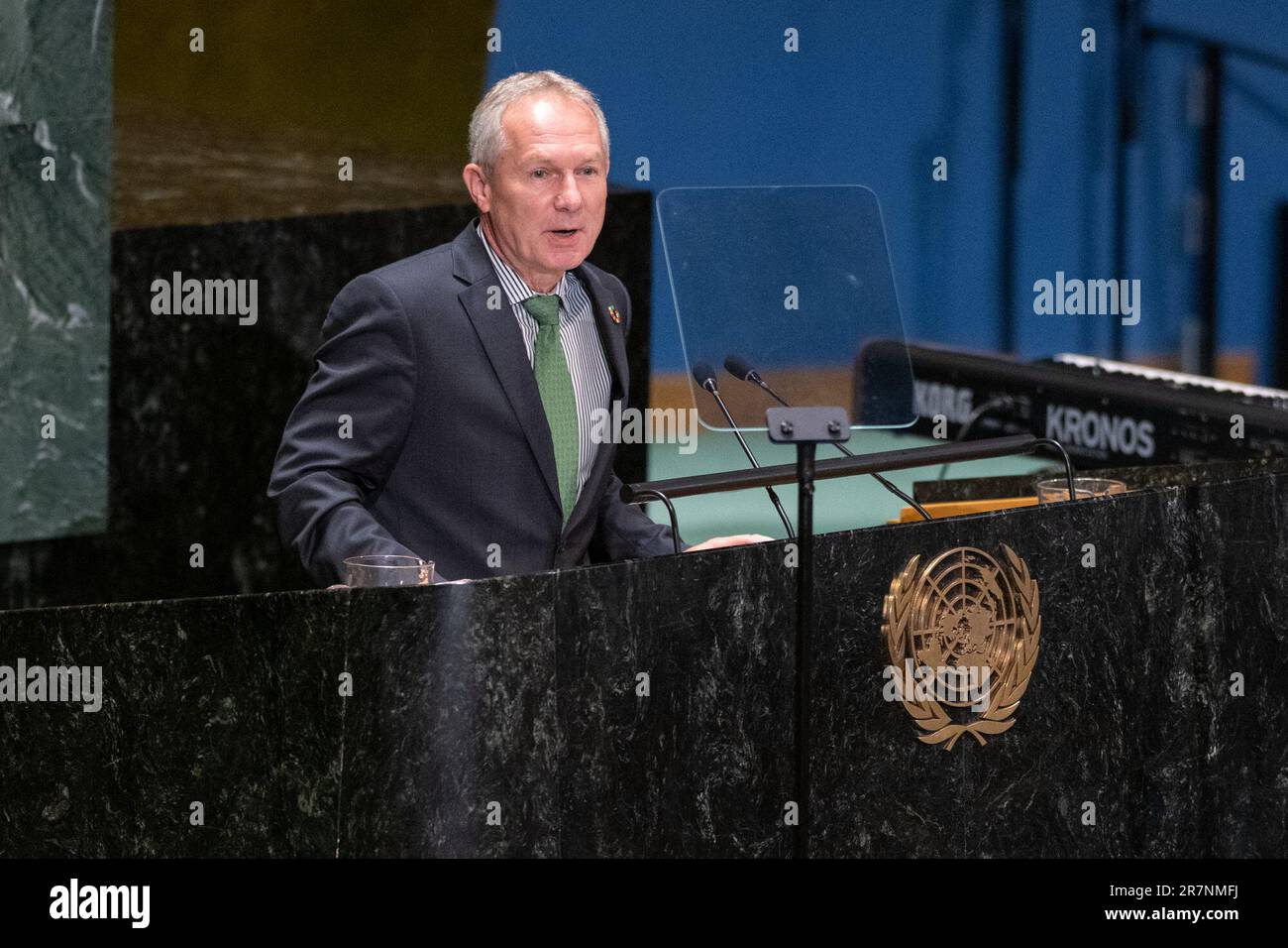 (230616) -- NATIONS UNIES, 16 juin 2023 (Xinhua) -- la Présidente de l'Assemblée générale des Nations Unies, Csaba Korosi, s'exprime à l'occasion d'un événement de haut niveau à l'occasion de la Journée mondiale de lutte contre la désertification et la sécheresse au siège de l'ONU à New York, sur 16 juin 2023. Korosi, vendredi, a souligné le rôle des femmes dans la gestion des terres, qui contribue au développement durable. (Manuel Elias/un photo/document via Xinhua) Banque D'Images