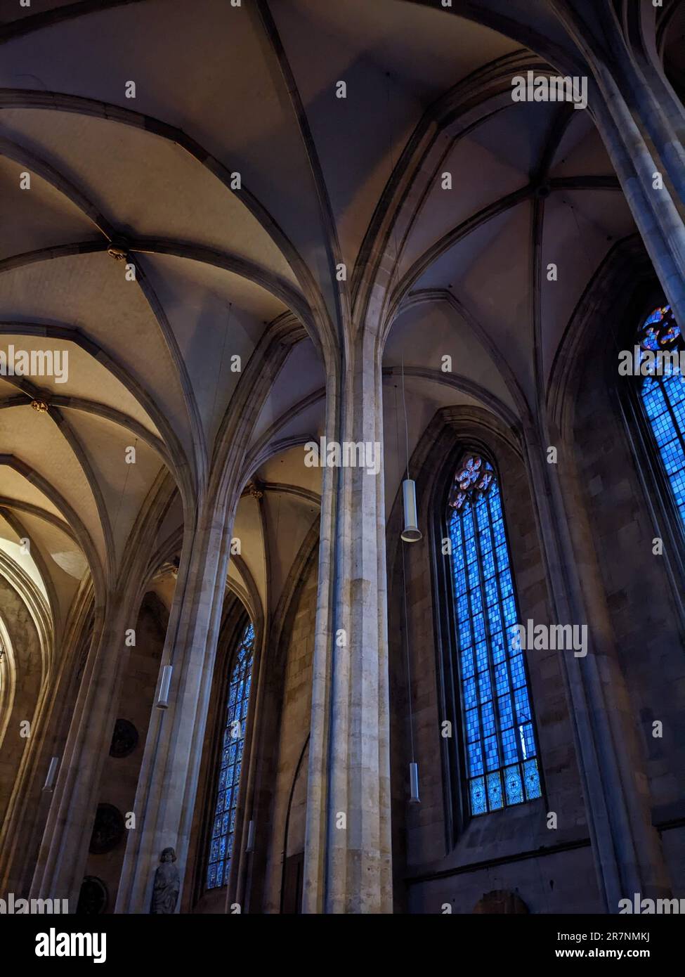 Une structure architecturale avec un grand espace intérieur ouvert avec plusieurs colonnes de conception ornately au-dessus de son plafond Banque D'Images
