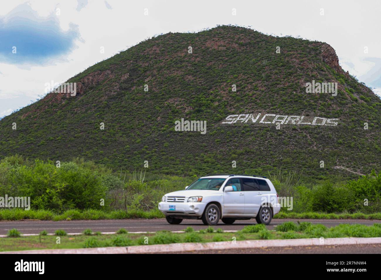 Lettres aux pierres blanches avec la légende San Carlos, Sonora, Mexique. (© photo: LuisGutierrez / NortePhoto.com) Letras con piedras de color blanco con la leyenda San Carlos, Sonora, México. (© Foto: LuisGutierrez / NortePhoto.com) Banque D'Images