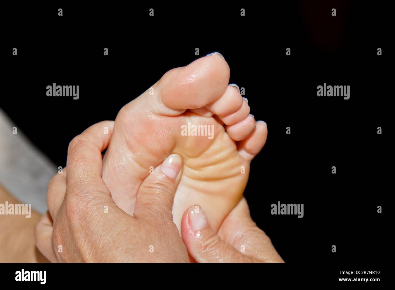 Professional massage thérapeutique des pieds. Femme médecin massages l'athlète dans une salle de massage. corps et soins de santé. procédure de recouvrement de la douleur. Banque D'Images