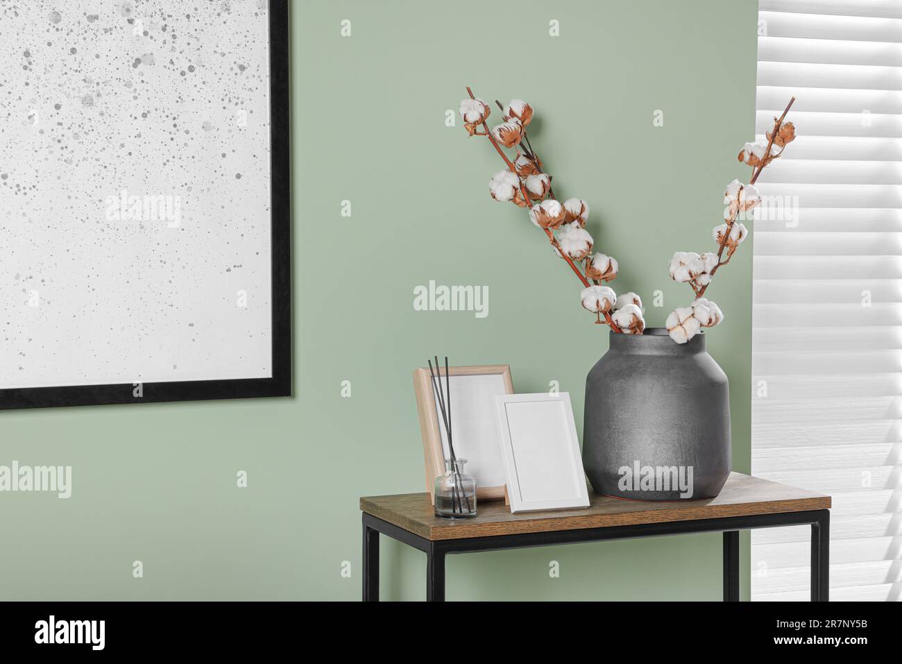 Branches avec fleurs de coton blanc moelleux sur la table de console dans la chambre confortable. Design intérieur Banque D'Images