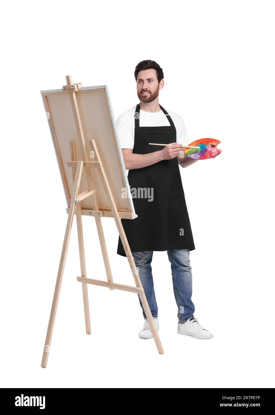 Artiste avec pinceau sur fond blanc. Utilisation du chevalet pour tenir la toile Banque D'Images