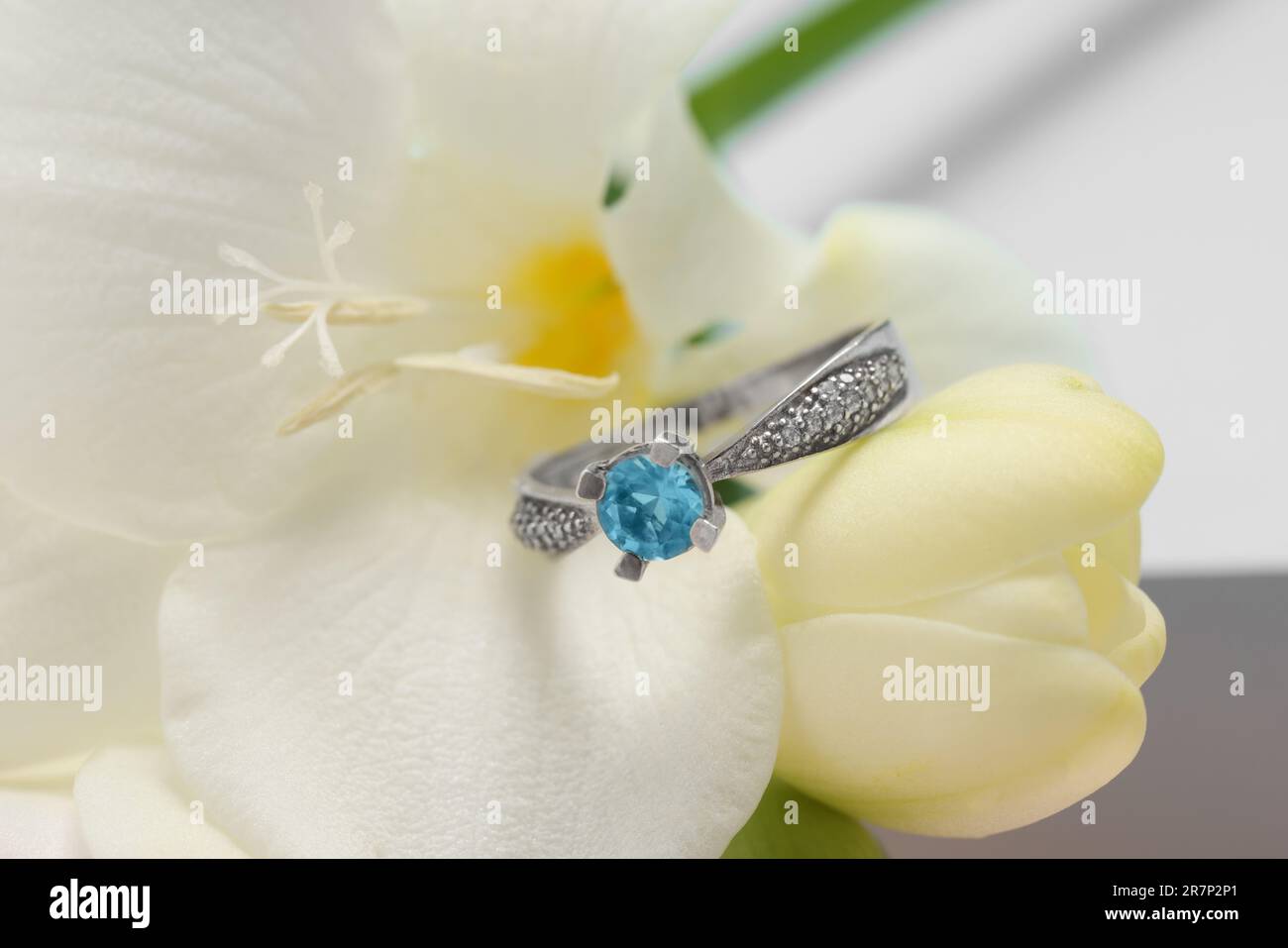 Belle bague avec pierre pr cieuse bleu clair sur fleur gros plan
