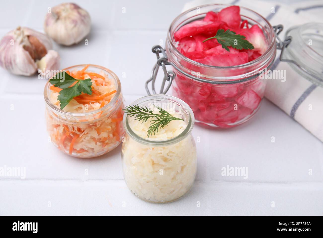 Délicieuse choucroute préparée selon différentes recettes sur table blanche Banque D'Images