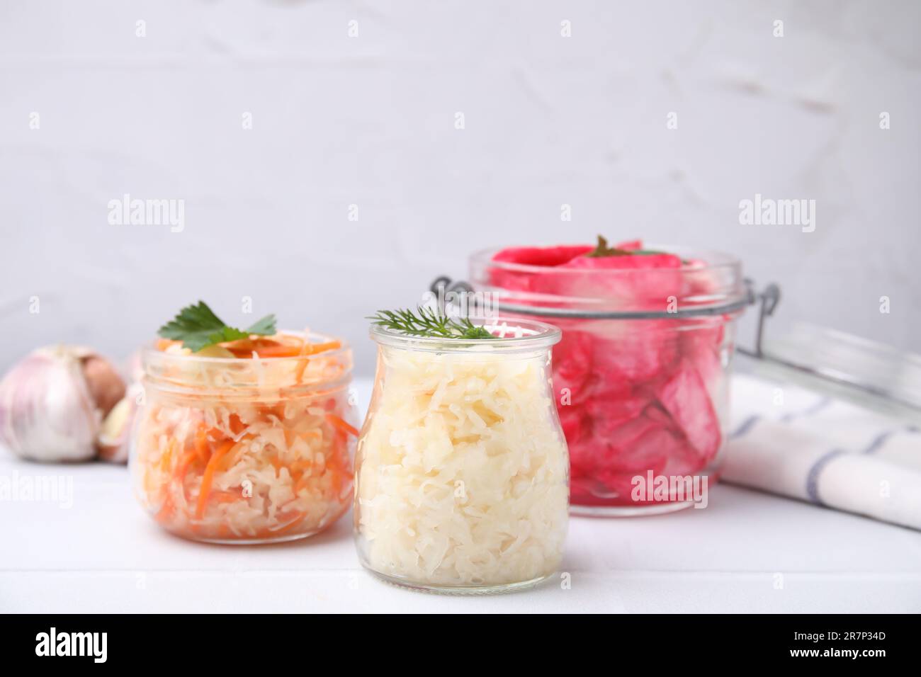 Délicieuse choucroute préparée selon différentes recettes sur table blanche Banque D'Images