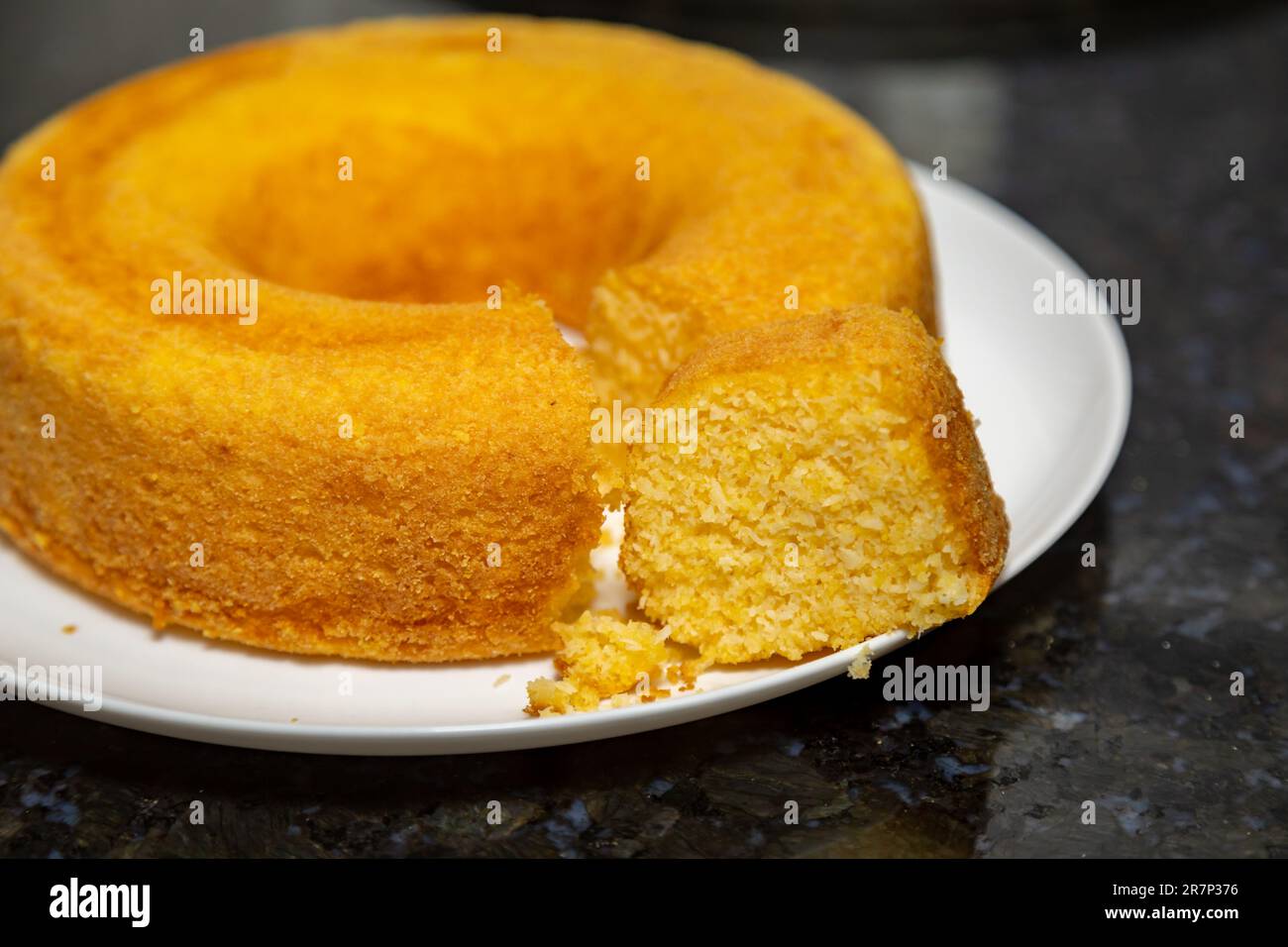 Gâteau traditionnel brésilien de la semoule de maïs typique des festivités de juin. 'bolo de fubá' Banque D'Images