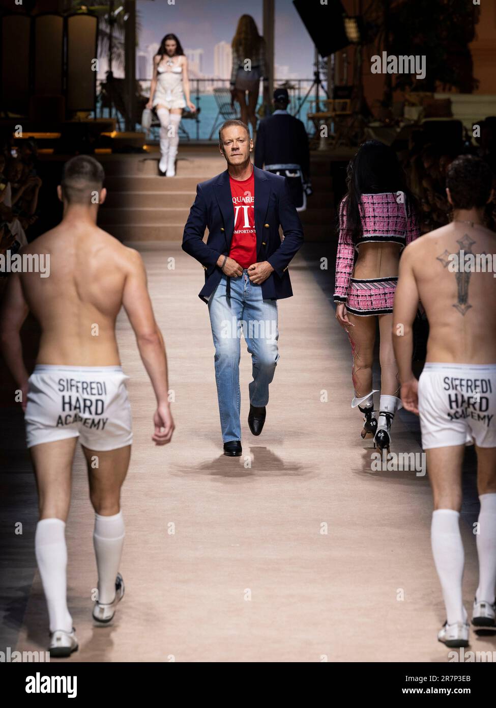 Rocco Siffredi au Dsquared2 Printemps été 2024 piste pendant la semaine de  mode de Milan le 2023 juin - Milan; Italie 16/06/2023 crédit: dpa Picture  Alliance/Alay Live News Photo Stock - Alamy