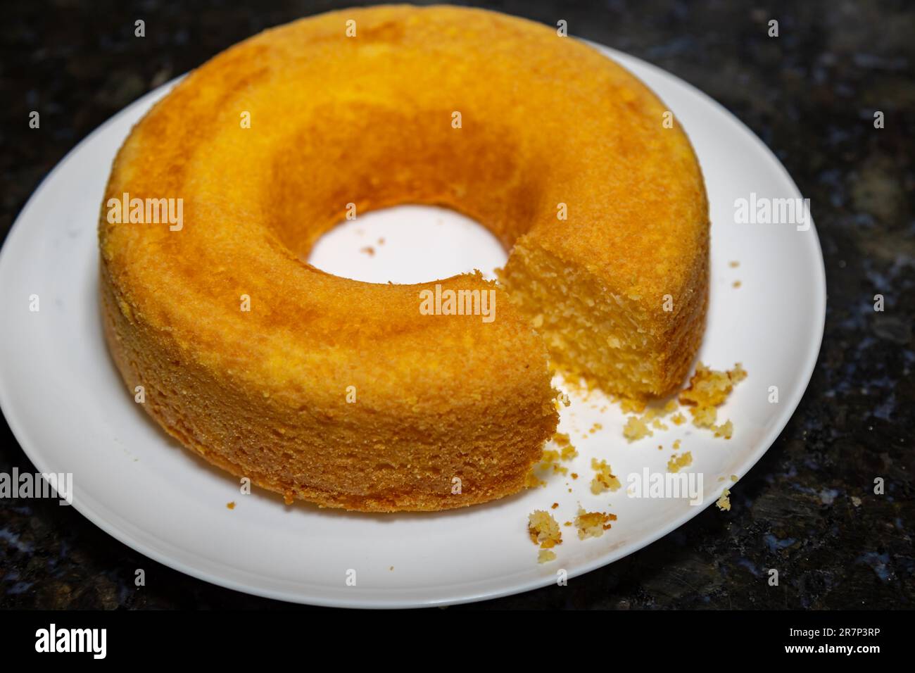 Gâteau traditionnel brésilien de la semoule de maïs typique des festivités de juin. 'bolo de fubá' Banque D'Images