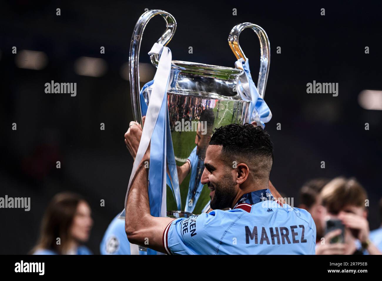 Istanbul, Turquie. 11 juin 2021. Riyad Mahrez du Manchester City FC célèbre le trophée lors de la cérémonie de remise des prix qui a suivi le match de football final de l'UEFA Champions League entre le Manchester City FC et le FC Internazionale. Credit: Nicolò Campo/Alay Live News Banque D'Images