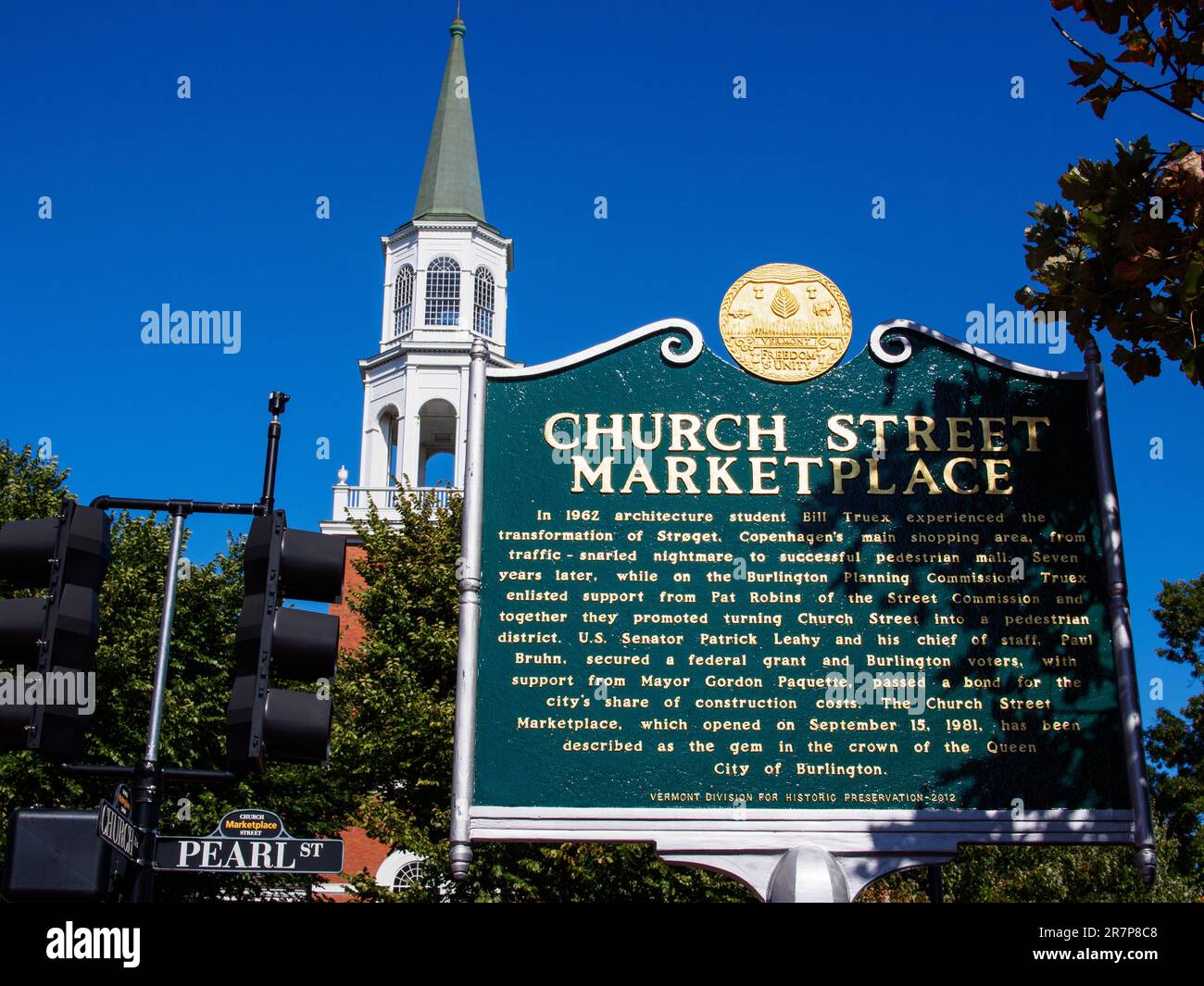 Au cœur de Burlington, Vermont, États-Unis, le signe descriptif de Church Street Marketplace se trouve en face de l'église, accentué par l'expansiv Banque D'Images